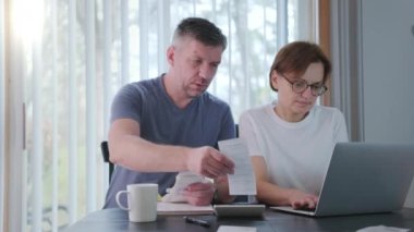 Faturaları, vergileri, banka hesaplarını kontrol eden kadın. Oturma odasındaki ya da ofisteki harcamaları hesaplayan kadın. Yüksek kalite 4k görüntü