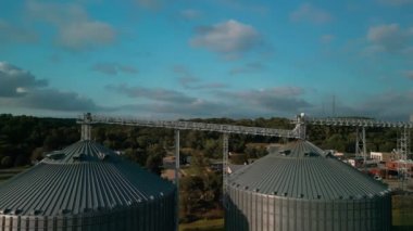 Tahıl kurutma tesisinin metal tankları, tarımsal hasat için çelik deposu. Havadan geniş açı. Yüksek kalite 4k görüntü