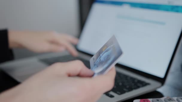 クレジットカード情報を入力している女性の手を閉じて 購入を行い 請求書を支払う電子銀行アプリケーションノートパソコンはテーブルに座っています 高品質4K映像 — ストック動画
