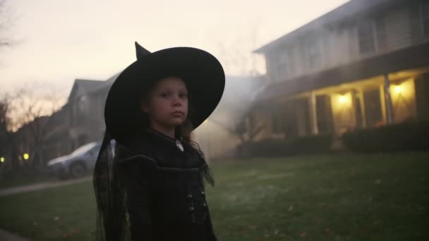 Meisjes Truc Trakteren Halloween Jeugd Traditie Leuk Concept Hoge Kwaliteit — Stockvideo