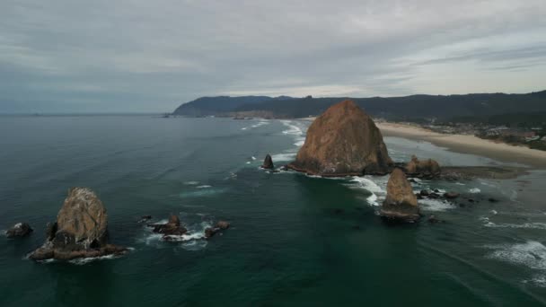 オレゴン州の沿岸部の町キャノンビーチでヘイスタックロックビーチの空中撮影 高品質4K映像 — ストック動画
