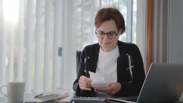 女性は職場の机に座っていると 高い税金 ローンの負債 スタッフの削減通知のために不満を感じている 高品質4K映像 — ストック動画