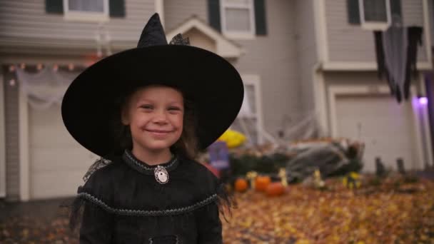 Mädchen Tricksen Oder Behandeln Halloween Kindheit Tradition Und Spaßkonzept Hochwertiges — Stockvideo