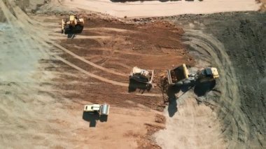 Excavator 'un yukarıdaki görüntüsü maden kamyonuna kum yüklüyor. Madencilik Kazısı, kum kayalarını nakliye kamyonuna yüklüyor. Yüksek kalite 4k görüntü