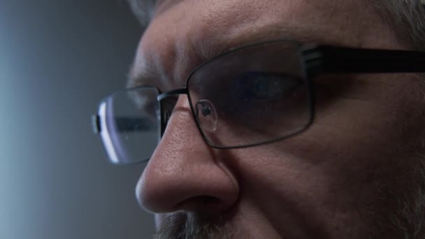 의사는 노트북에 Mri 데이터 앞에서 안경을 고품질 — 비디오