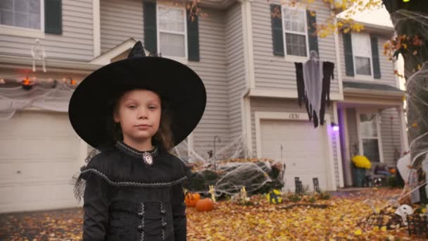 Garota Truque Tratamento Para Dia Das Bruxas Infância Tradição Conceito — Vídeo de Stock
