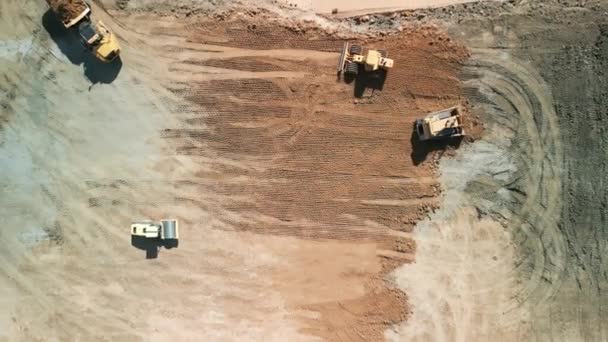 Excavator Yukarıdaki Görüntüsü Maden Kamyonuna Kum Yüklüyor Madencilik Kazısı Kum — Stok video