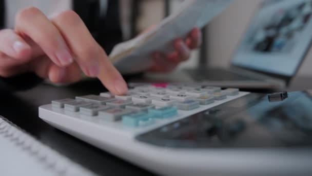 Femme Vérifiant Les Factures Les Impôts Solde Compte Bancaire Calcul — Video