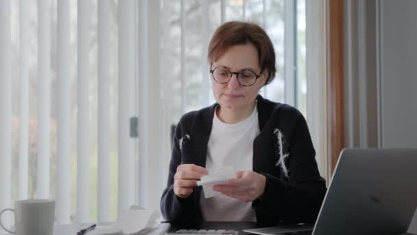 女性は職場の机に座っていると 高い税金 ローンの負債 スタッフの削減通知のために不満を感じている 高品質4K映像 — ストック動画