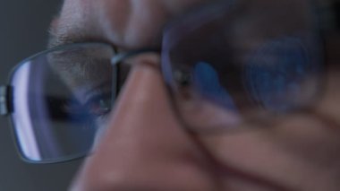 Gece geç saatlerde gözlüklü bir erkek doktor dizüstü bilgisayardaki MRI verilerine bakıyor. - Evet. Yüksek kalite 4k görüntü