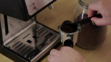 Espresso öğütücü makinesinin kepçeyi öğütülmüş kahveyle doldurduğu yakın çekim. Ağır çekim. - Evet. Yüksek kalite 4k görüntü