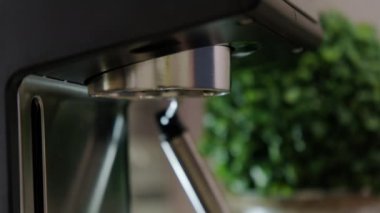 Kahve makinesiyle kahve yapıp fincana espresso içerken yakın çekim. Yüksek kalite 4k görüntü
