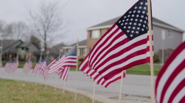 Rüzgarda dalgalanan Amerikan bayrakları dışında. ABD bayramları için vatanseverlik konsepti, 4 Temmuz, Anma Günü veya Gaziler Günü. Yüksek kalite 4k görüntü