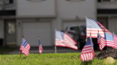 Rüzgarda dalgalanan Amerikan bayrakları dışında. ABD bayramları için vatanseverlik konsepti, 4 Temmuz, Anma Günü veya Gaziler Günü. Yüksek kalite 4k görüntü