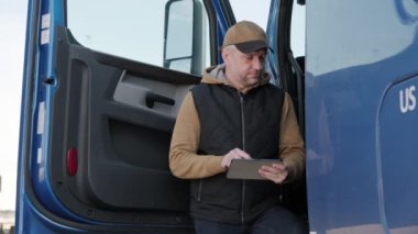 Kamyon şoförünün portresi. Ticari kullanım için tamamen serbest bırakılmış. Yüksek kalite 4k görüntü