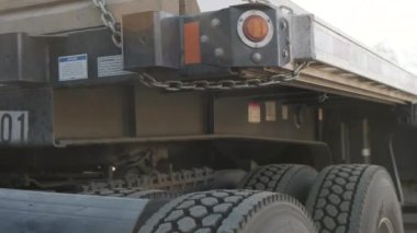 Güneşli bir günde kamyon ve karavan. Yüksek kalite 4k görüntü