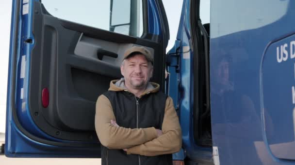 Portret Kierowcy Ciężarówki Kierowca Patrzy Kamerę Wysokiej Jakości Materiał — Wideo stockowe