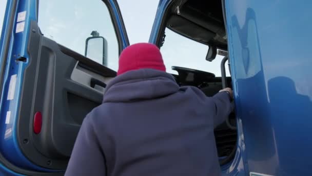 Kamyon Şoförü Kargoyu Taşımak Için Kamyonuna Biner Yüksek Kalite Görüntü — Stok video