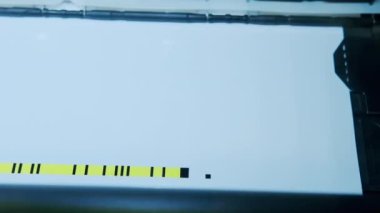 Commercial 'ın yakın çekimi. Yazıcı resmi basıyor. Yüksek kalite 4k görüntü