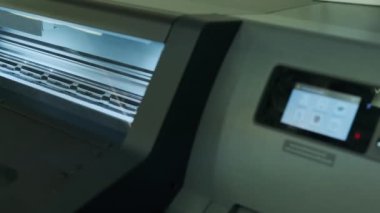 Commercial 'ın yakın çekimi. Yazıcı resmi basıyor. Yüksek kalite 4k görüntü