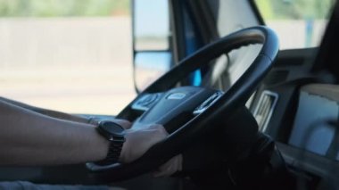 Kamyon şoförü varış yerine kargo kamyonu ile gider. Güneşli bir günde Country Road 'da kamyon süren adam. - Evet. Yüksek kalite 4k görüntü