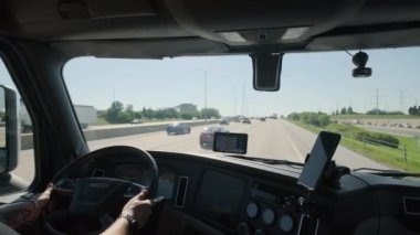 Kamyon şoförü varış yerine kargo kamyonu ile gider. Güneşli bir günde Country Road 'da kamyon süren adam. - Evet. Yüksek kalite 4k görüntü