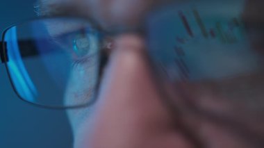 Borsa İşletmecisi Yatırım Çizelgeleri, Grafikler, Ticker, Diyagramlar Gözlüklere Yansıtma Üzerine Proje Yapıyor. - Evet. Yüksek kalite 4k görüntü