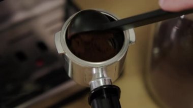 Espresso öğütücü makinesinin kepçeyi öğütülmüş kahveyle doldurduğu yakın çekim. Ağır çekim. - Evet. Yüksek kalite 4k görüntü