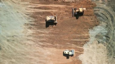 Excavator 'un yukarıdaki görüntüsü maden kamyonuna kum yüklüyor. Madencilik Kazısı, kum kayalarını nakliye kamyonuna yüklüyor. Yüksek kalite 4k görüntü