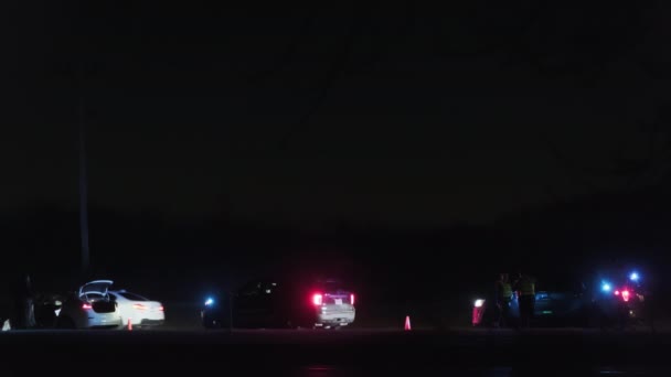 Yoğun Şehir Caddesinde Polis Arabası Acil Durum Işıkları Döngü Yüksek — Stok video