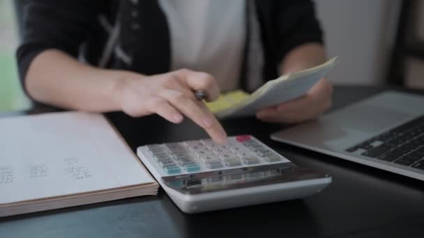 Wanita Memeriksa Tagihan Pajak Saldo Rekening Bank Dan Menghitung Biaya — Stok Video