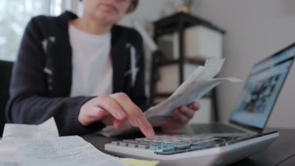 Kobieta Sprawdzająca Rachunki Podatki Saldo Konta Bankowego Obliczająca Wydatki Salonie — Wideo stockowe