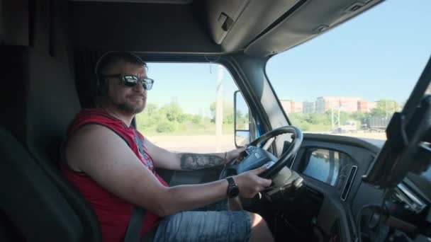 Caminhão Motorista Passeios Para Destino Caminhão Carga Camião Condução Homem — Vídeo de Stock