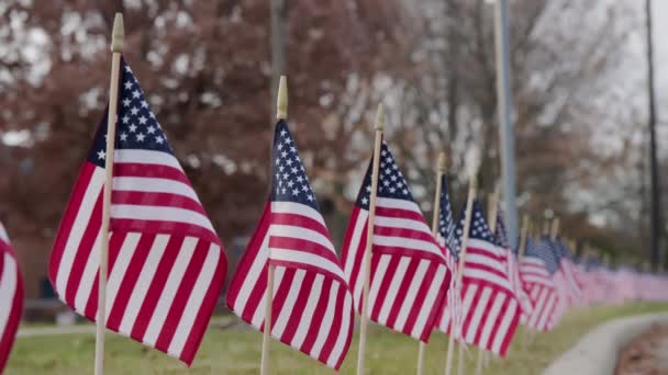 外面缓缓飘扬的美国国旗迎风飘扬 美国假日 7月4日 阵亡将士纪念日或退伍军人日的爱国观念 高质量的4K镜头 — 图库视频影像