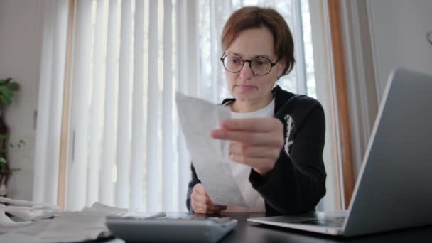 Mulher Sentar Mesa Local Trabalho Sente Frustrado Devido Impostos Elevados — Vídeo de Stock