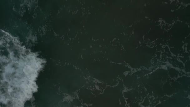 从空中俯冲而下 海浪滚滚冲撞在海岸上 成直线 沙滩一片漆黑 是的高质量的4K镜头 — 图库视频影像