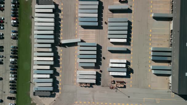 配送仓库的空中视图 卡车运送 高质量的4K镜头 — 图库视频影像
