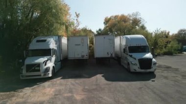 Kamyonlar otoparkta duruyor. Üst Manzara, kamerayı hareket ettir. Yüksek kalite 4k görüntü