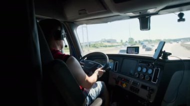 Kamyon şoförü varış yerine kargo kamyonu ile gider. Güneşli bir günde Country Road 'da kamyon süren adam. - Evet. Yüksek kalite 4k görüntü