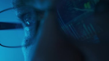 Borsa İşletmecisi Yatırım Çizelgeleri, Grafikler, Ticker, Diyagramlar Gözlüklere Yansıtma Üzerine Proje Yapıyor. - Evet. Yüksek kalite 4k görüntü