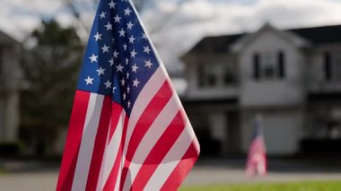 Rüzgarda dalgalanan Amerikan bayrakları dışında. ABD bayramları için vatanseverlik konsepti, 4 Temmuz, Anma Günü veya Gaziler Günü. Yüksek kalite 4k görüntü