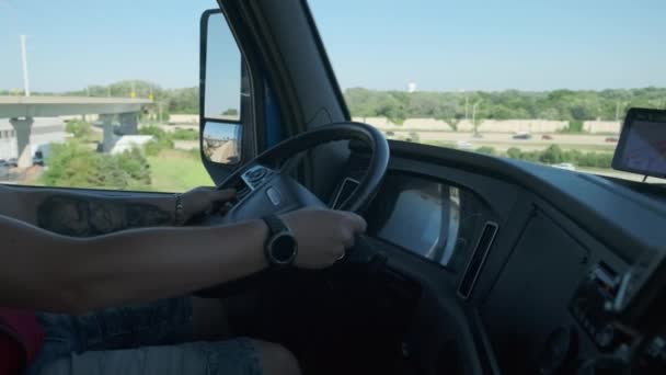 貨物トラックの目的地にトラックの運転手に乗る 晴れた日に田舎道でトラックを運転する男 そうだ 高品質4K映像 — ストック動画