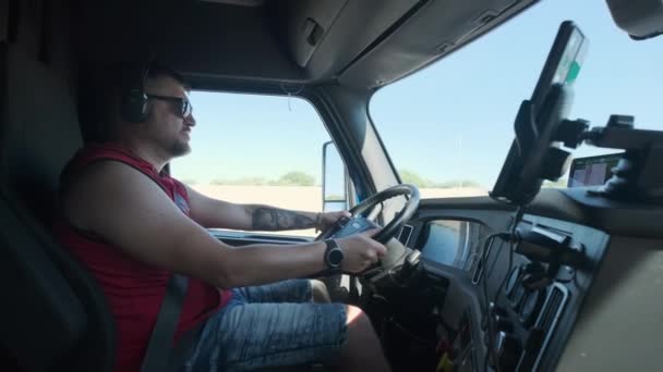 Kierowca Ciężarówki Jedzie Miejsca Przeznaczenia Ciężarówką Towarową Facet Jeżdżący Ciężarówką — Wideo stockowe