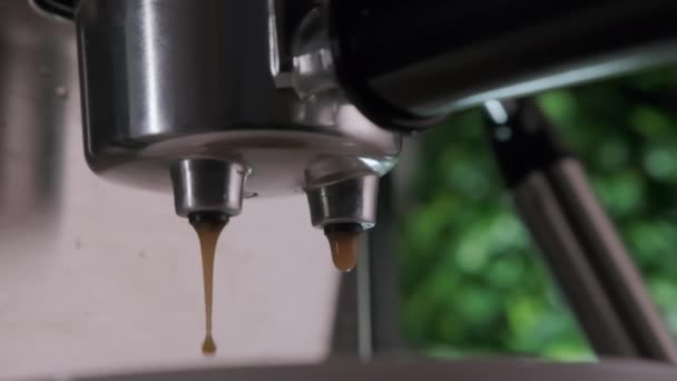 コーヒーマシンでコーヒーをカップ エスプレッソコーヒーにするショットを閉じます 高品質4K映像 — ストック動画