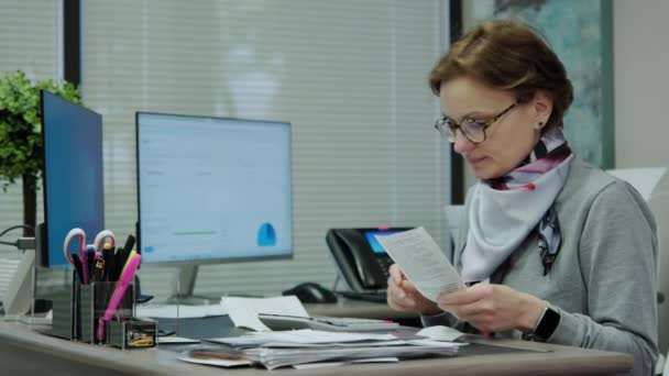 Woman Sit Desk Using Computer Make Data Analysis Check Statistics — ストック動画