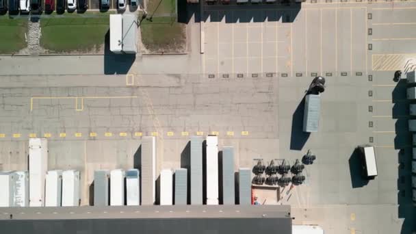 Dağıtım Deposunun Hava Görüntüsü Kamyonlar Teslimat Yapıyor Yüksek Kalite Görüntü — Stok video