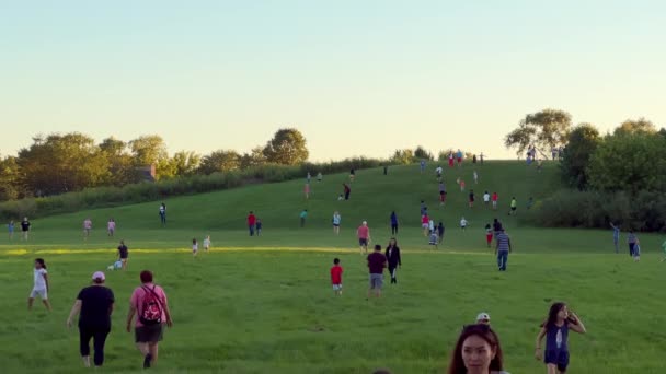 Ludzie Chodzą Odpoczywają Parku Wydział Wewnętrzny Naperville Usa Wrzesień 2022 — Wideo stockowe