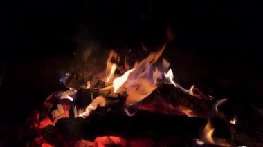 Izgarada barbekü pişirmek için odun yakmak amacıyla ateş üstüne şenlik ateşi yakıldı. Ağır çekim. Yüksek kalite 4k görüntü