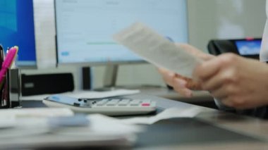 Kadın bilgisayar kullanarak masada oturuyor, veri analizi yapıyor, istatistik araştırmalarını kontrol ediyor, iş günlerini ofiste geçiriyor. - Evet. Yüksek kalite 4k görüntü