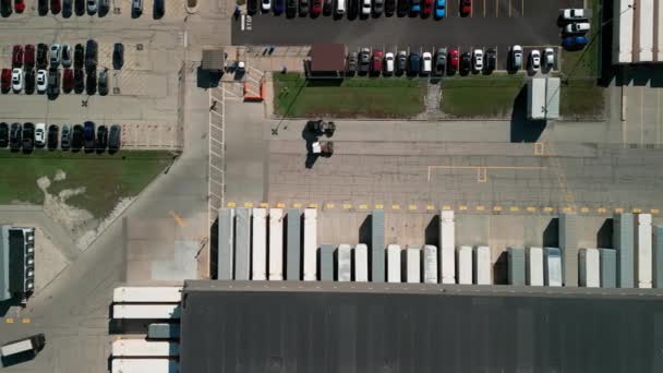 流通倉庫の空中ビュー トラックが運ぶ 高品質4K映像 — ストック動画